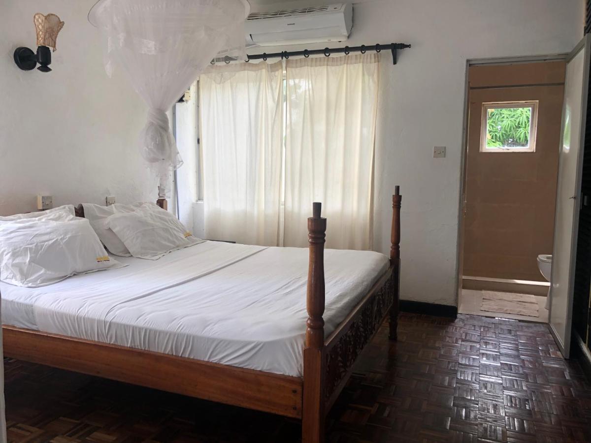Wayside Beach Apartments Diani Beach Esterno foto