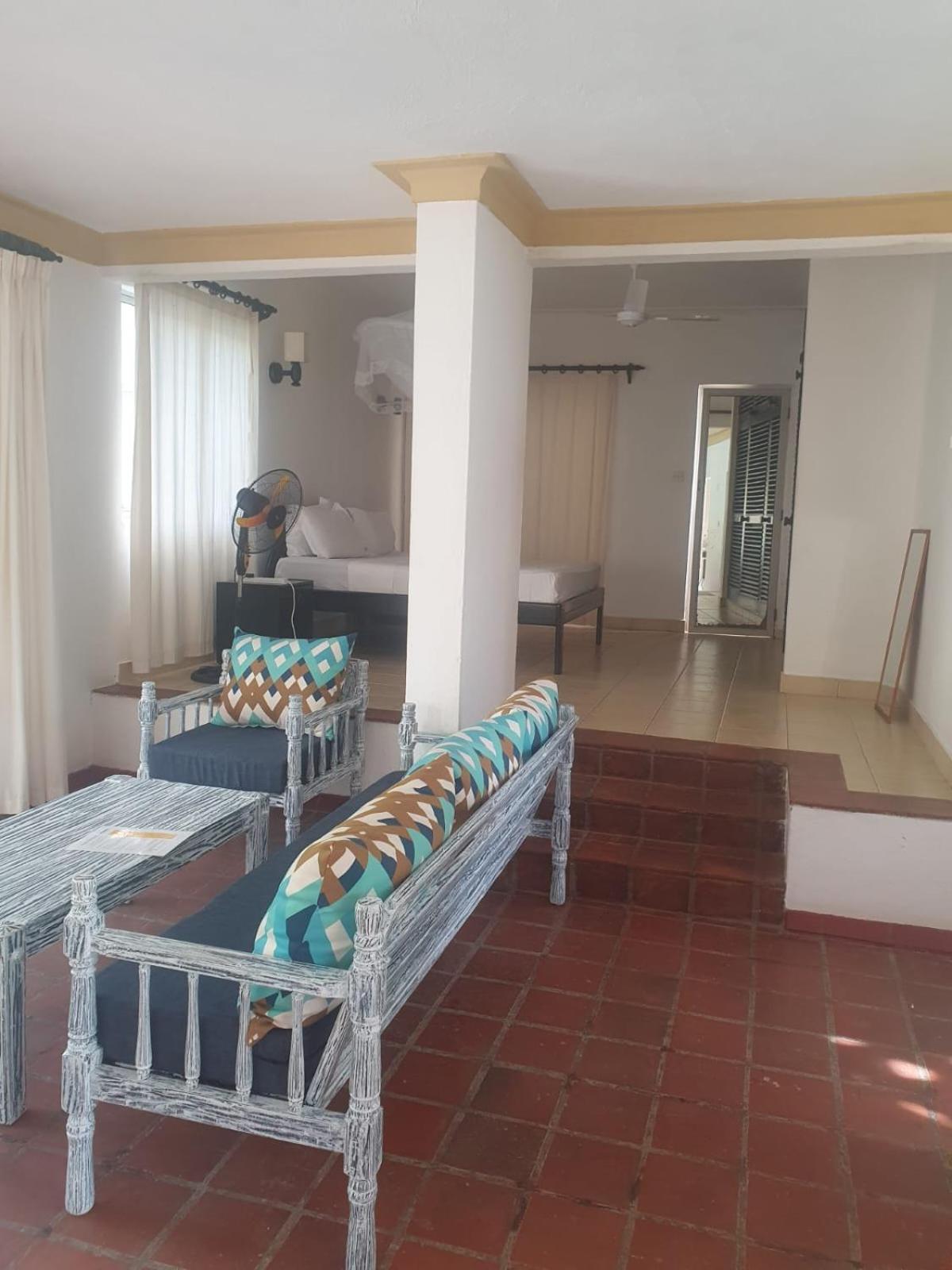 Wayside Beach Apartments Diani Beach Esterno foto