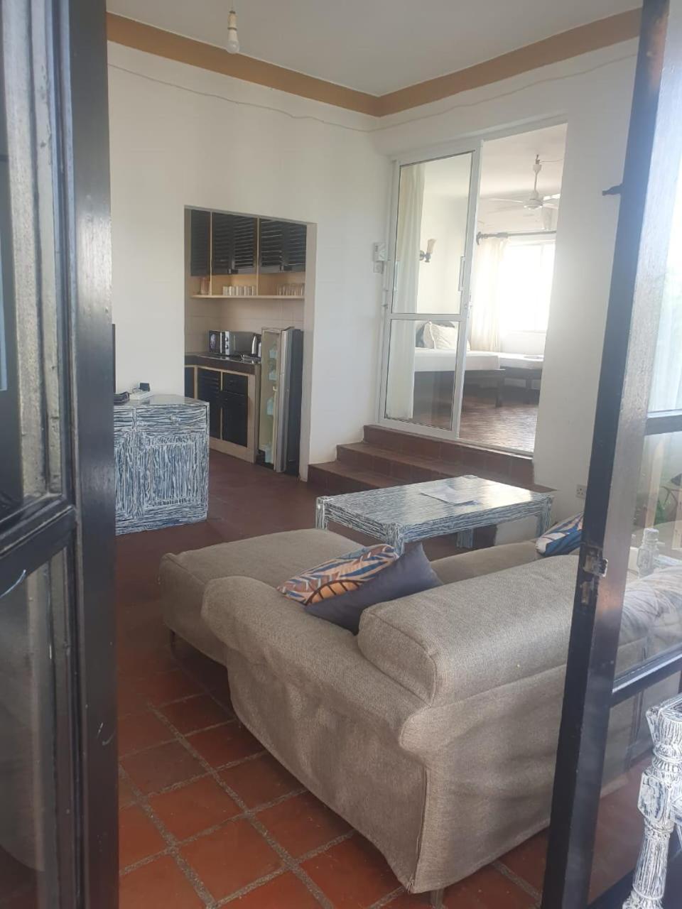 Wayside Beach Apartments Diani Beach Esterno foto